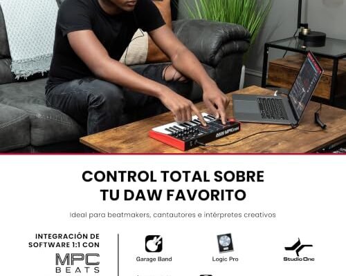 Controlador MIDI Akai MPK Mini MK3 sobre una mesa junto a un portátil