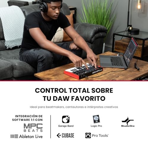 Controlador MIDI Akai MPK Mini MK3 sobre una mesa junto a un portátil