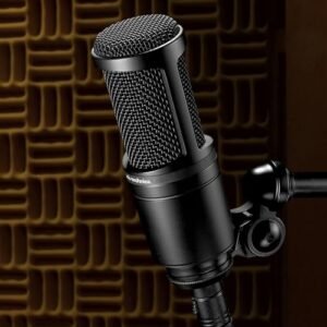 Audio-Technica AT2020 sobre fondo de espuma acústica