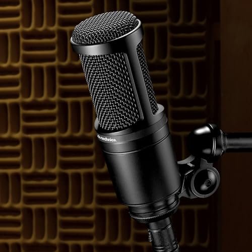 Audio-Technica AT2020 sobre fondo de espuma acústica