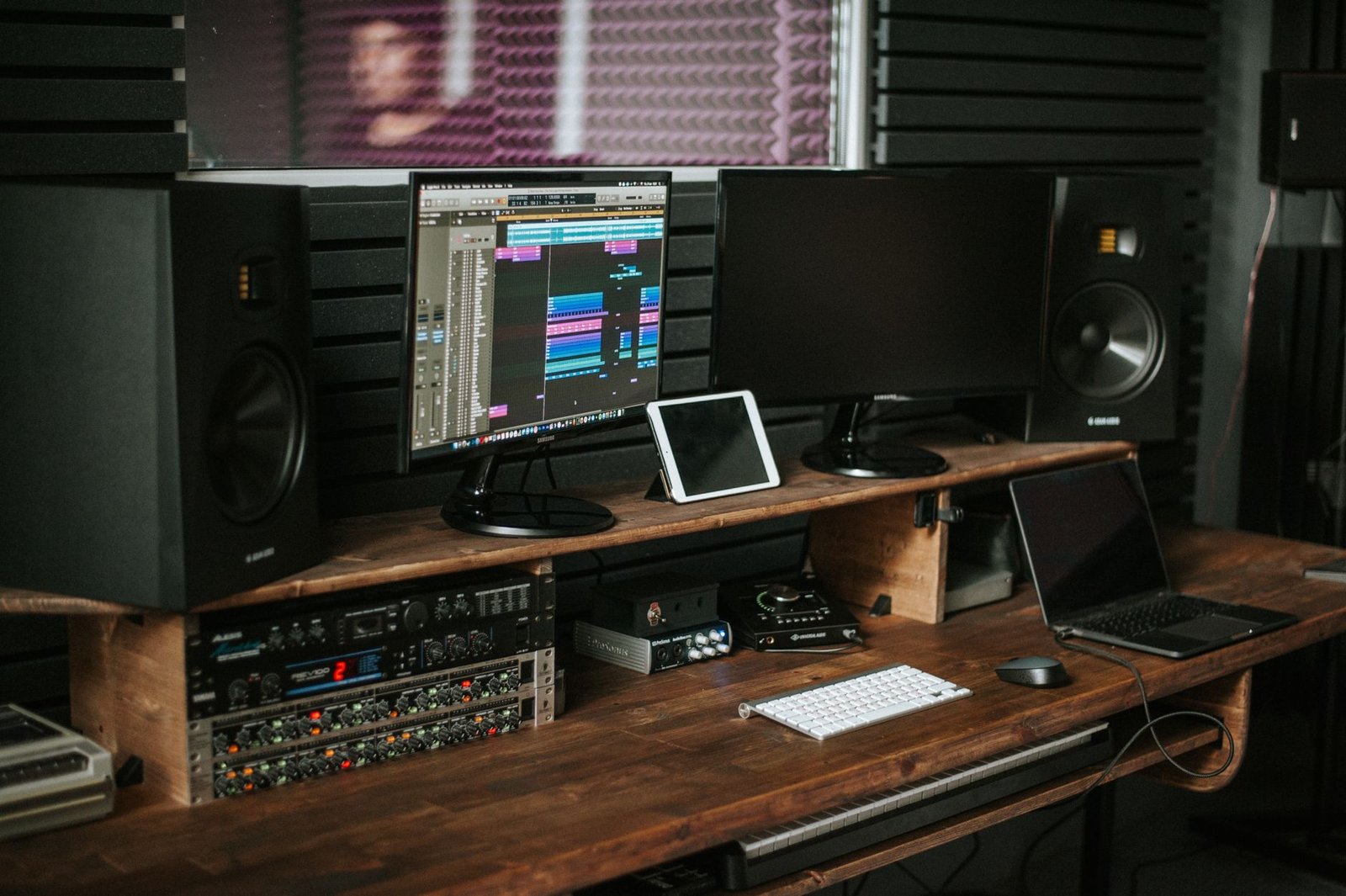 Puesto de produccion musical con monitores de estudio sobre el escritorio