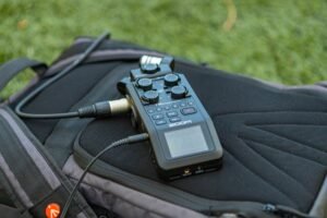Grabadora de audio portátil sujeta a una mochila para grabación de campo