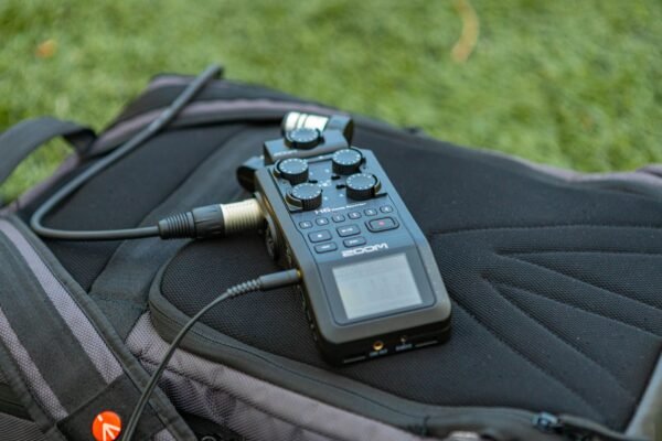 Grabadora de audio portátil sujeta a una mochila para grabación de campo