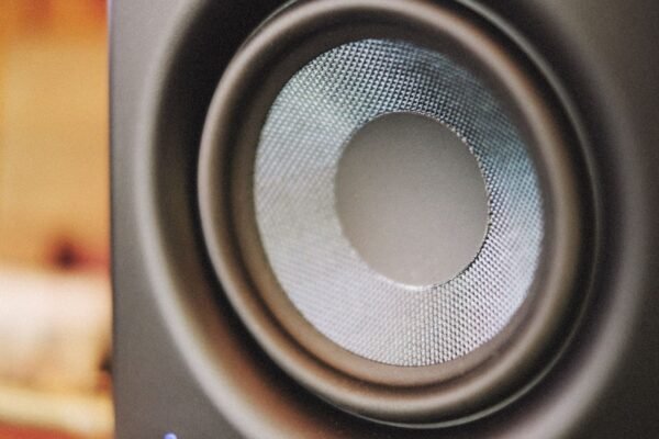 Primer plano del cono de un altavoz de estudio