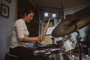 Bateria y modulo de bateria electronica en un home studio