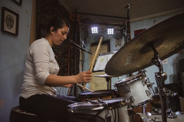 Bateria y modulo de bateria electronica en un home studio