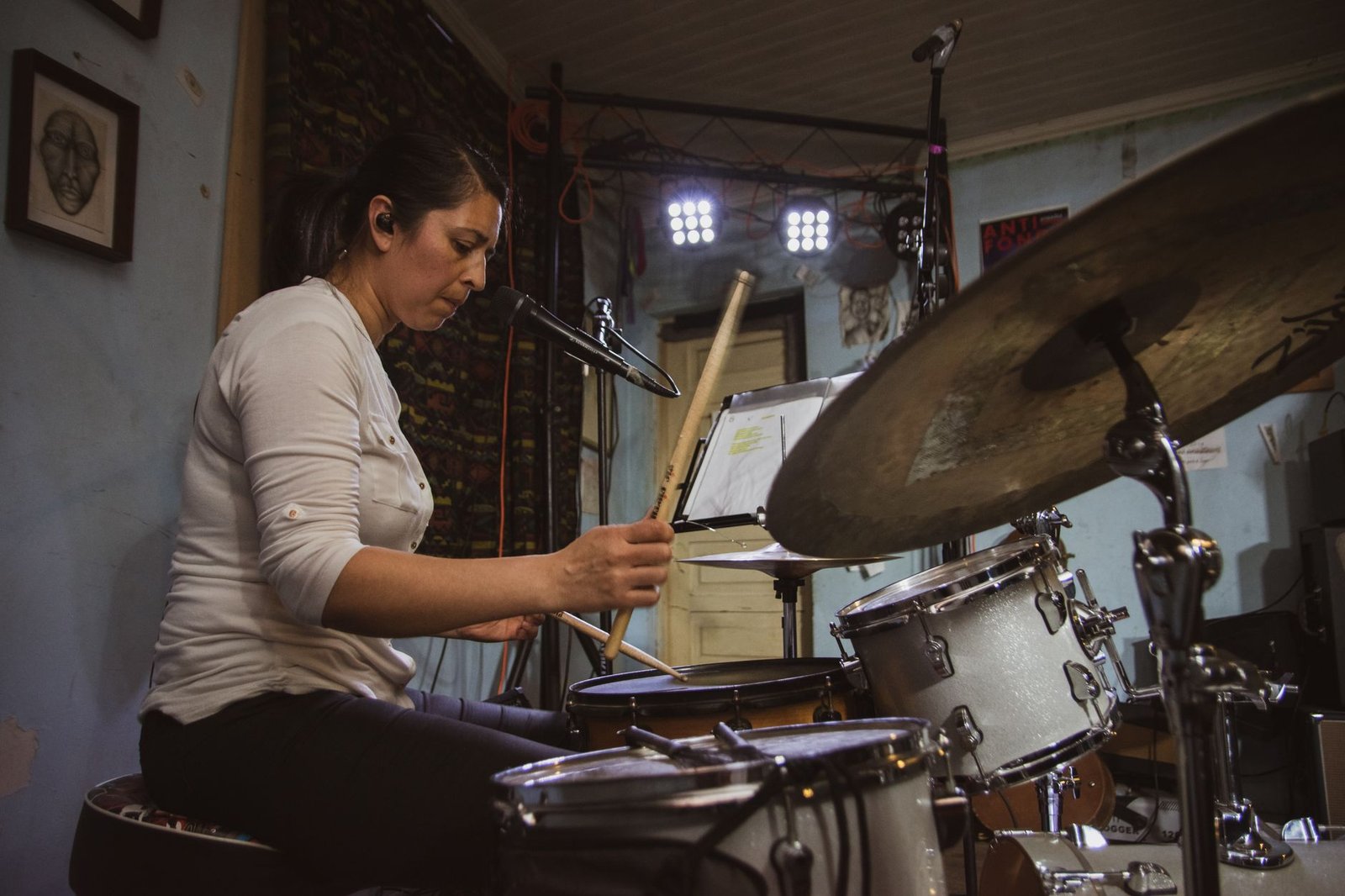 Bateria y modulo de bateria electronica en un home studio