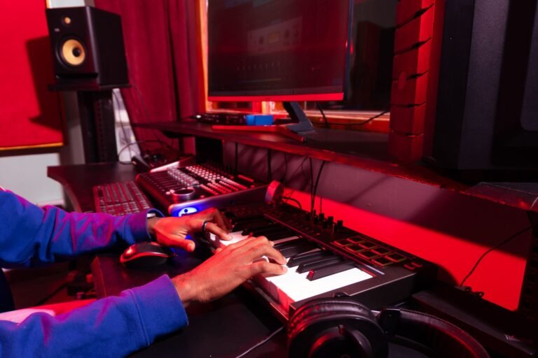 Persona tocando un controlador MIDI conectado a un ordenador con el DAW abierto
