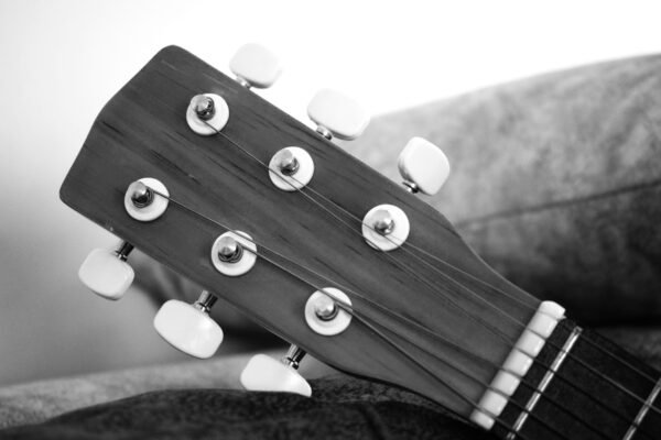 Primer plano del clavijero de una guitarra clásica, clavijas de afinación