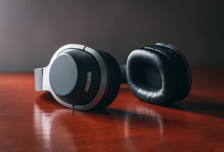 Auriculares de estudio de diadema sobre una superficie de madera