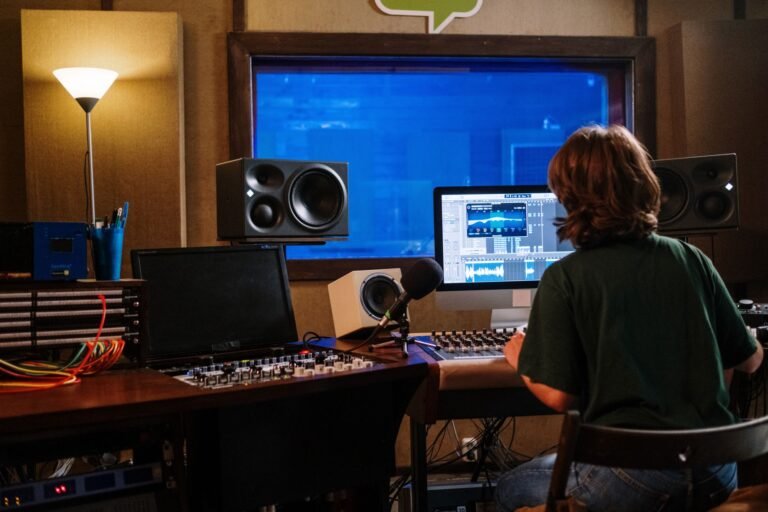 Técnico de sonido mezclando en un estudio con monitores y un DAW en pantalla
