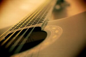 Primer plano del mástil y las cuerdas de una guitarra clásica