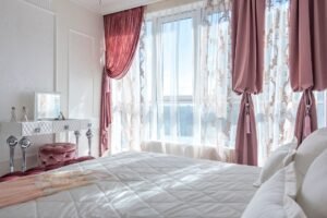 Habitación con cortinas pesadas drapeadas, una de las soluciones sin obra para reducir el ruido