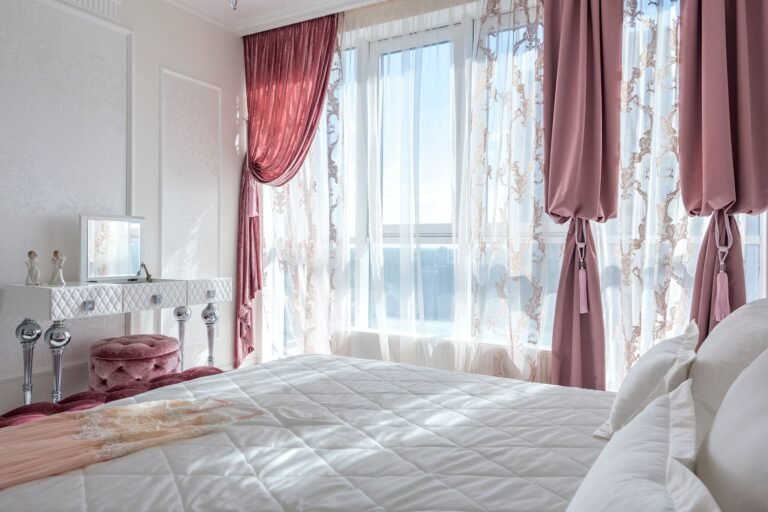 Habitación con cortinas pesadas drapeadas, una de las soluciones sin obra para reducir el ruido