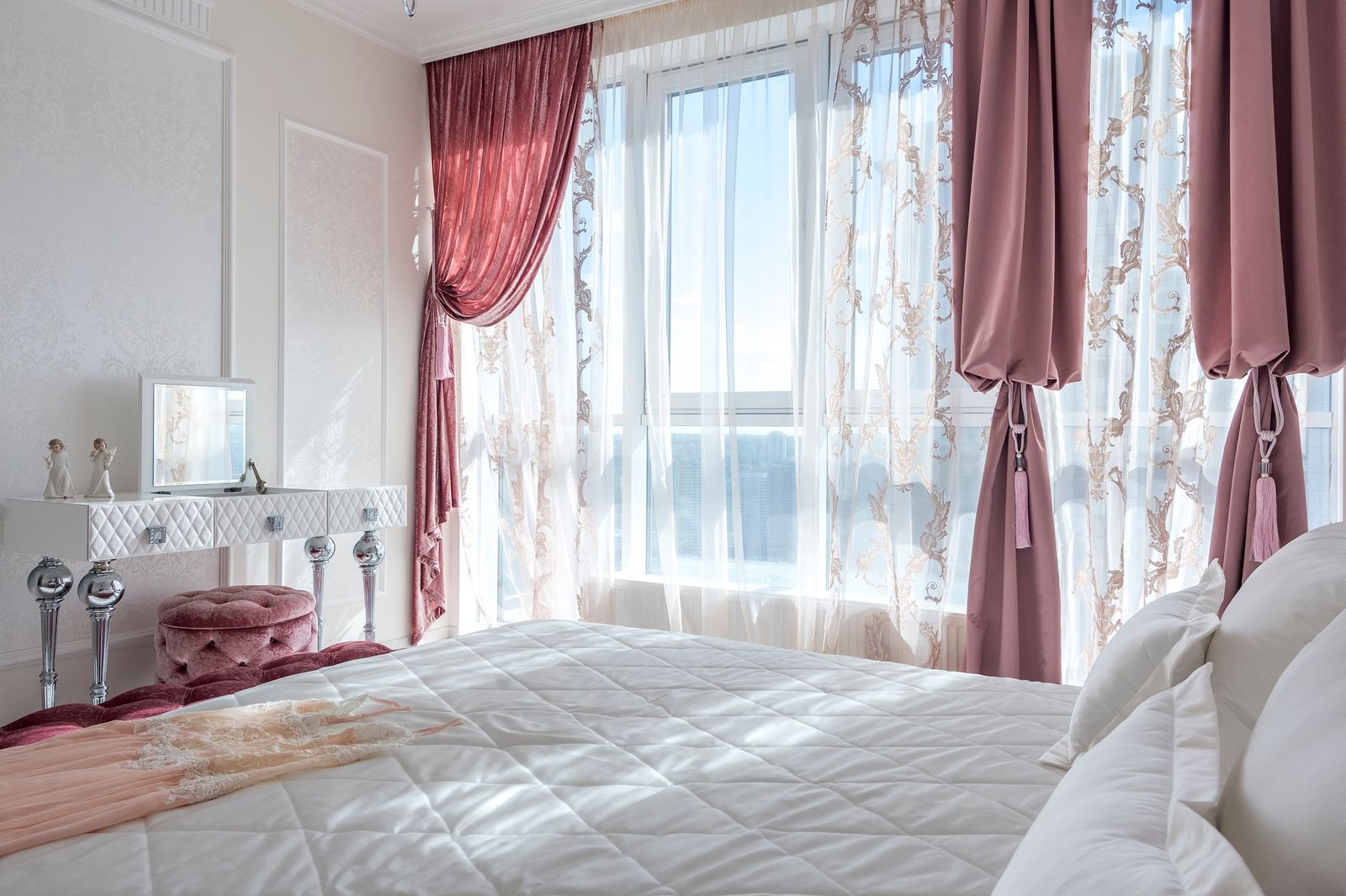 Habitación con cortinas pesadas drapeadas, una de las soluciones sin obra para reducir el ruido
