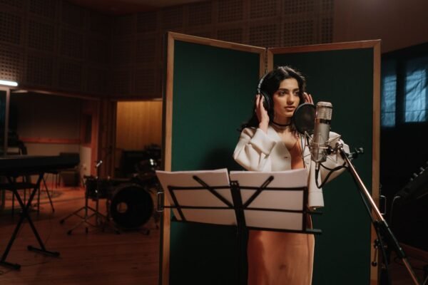 Cantante grabando voz con micrófono en un estudio de grabación