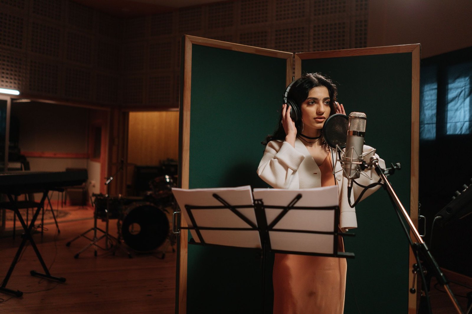 Cantante grabando voz con micrófono en un estudio de grabación