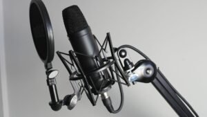 Micrófono de condensador con antipop en un home studio