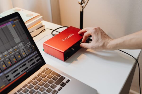 Interfaz de audio conectada a un portátil en un home studio