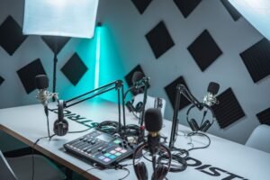 Estudio de podcast con paneles acústicos en la pared, micrófonos y mesa de mezclas