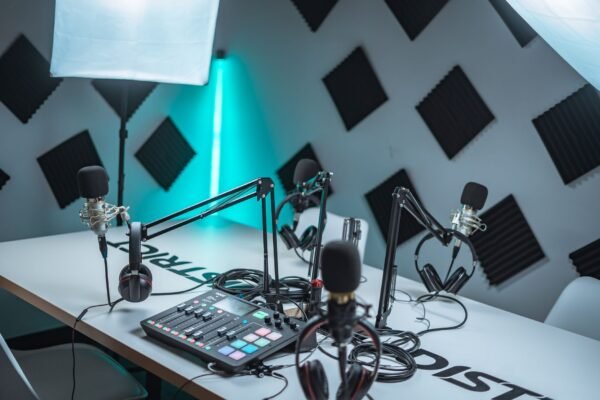 Estudio de podcast con paneles acústicos en la pared, micrófonos y mesa de mezclas