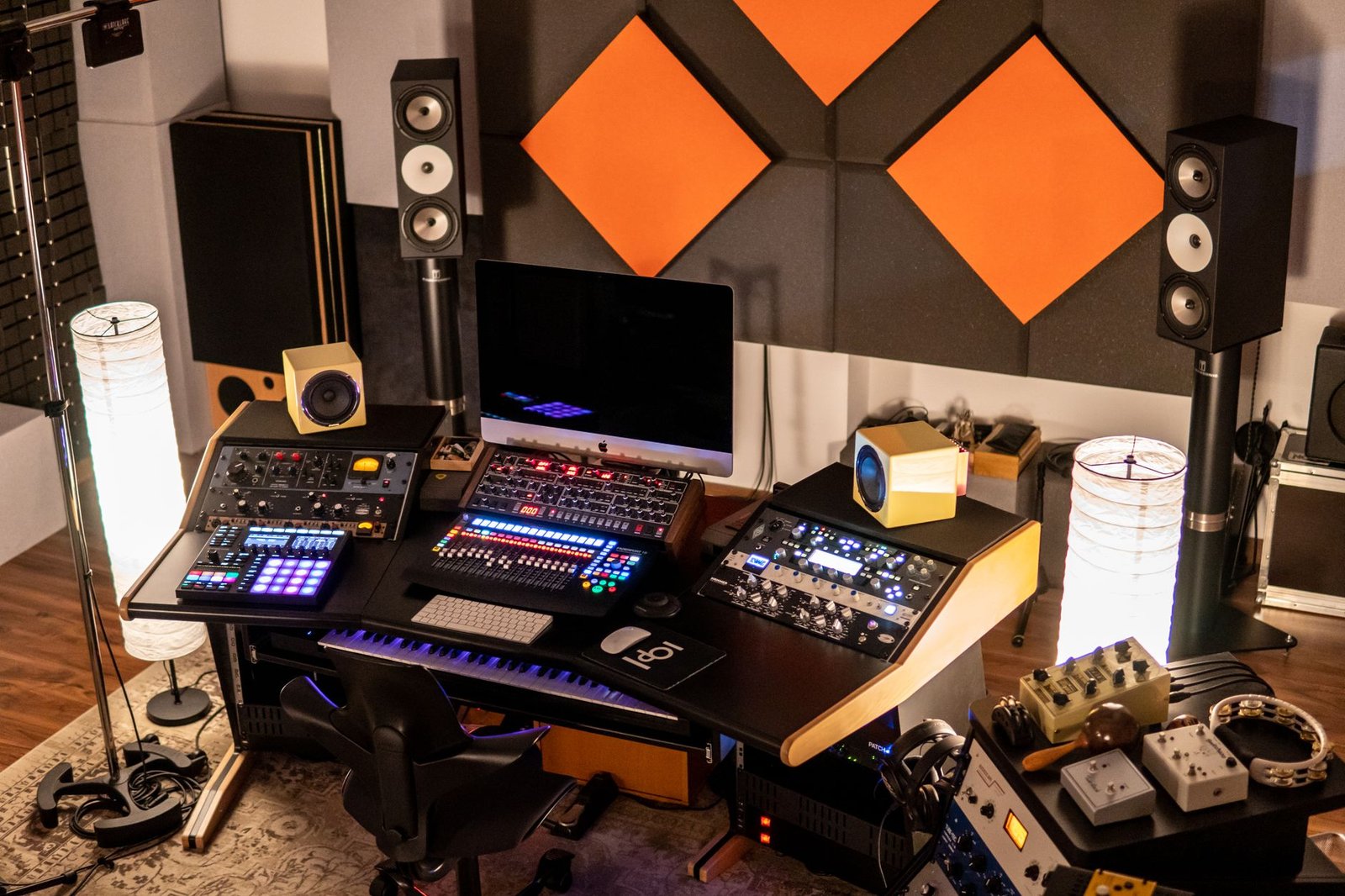 Sala de estudio doméstico con monitores de estudio y mesa de mezclas