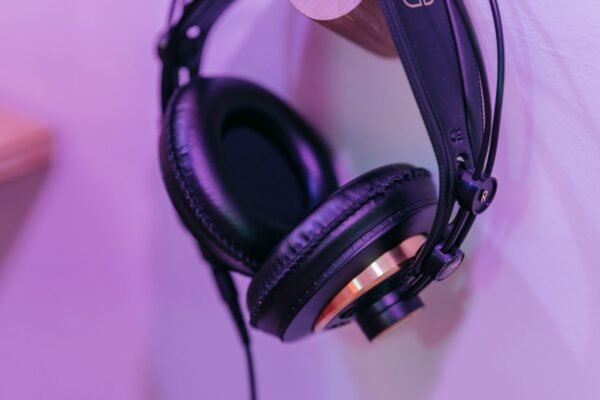 Auriculares de diadema colgados de un gancho