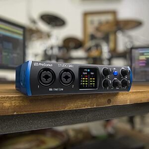 Interfaz de audio PreSonus Studio 24c sobre una mesa de home studio