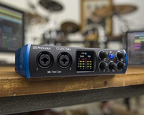 Interfaz de audio PreSonus Studio 24c sobre una mesa de home studio