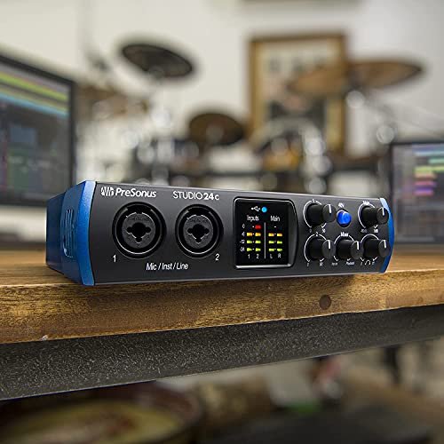 Interfaz de audio PreSonus Studio 24c sobre una mesa de home studio