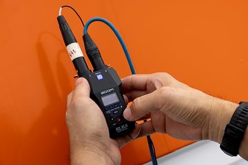 Manos conectando un cable XLR a la grabadora portátil Zoom H1 XLR