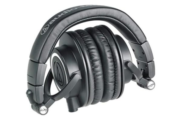 Auriculares de estudio Audio-Technica ATH-M50x plegados