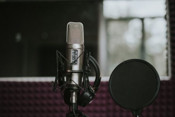 Micrófono de estudio con filtro antipop delante en una sala de grabación
