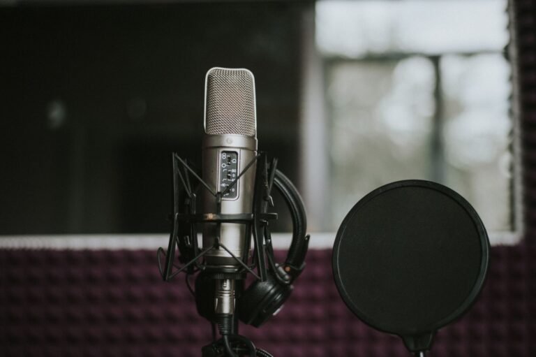 Micrófono de estudio con filtro antipop delante en una sala de grabación
