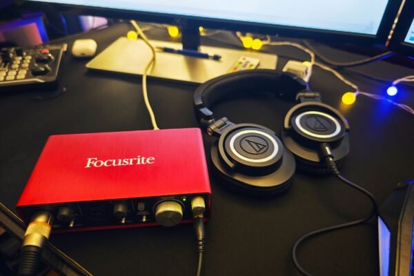 Interfaz de audio y auriculares sobre un escritorio de home studio