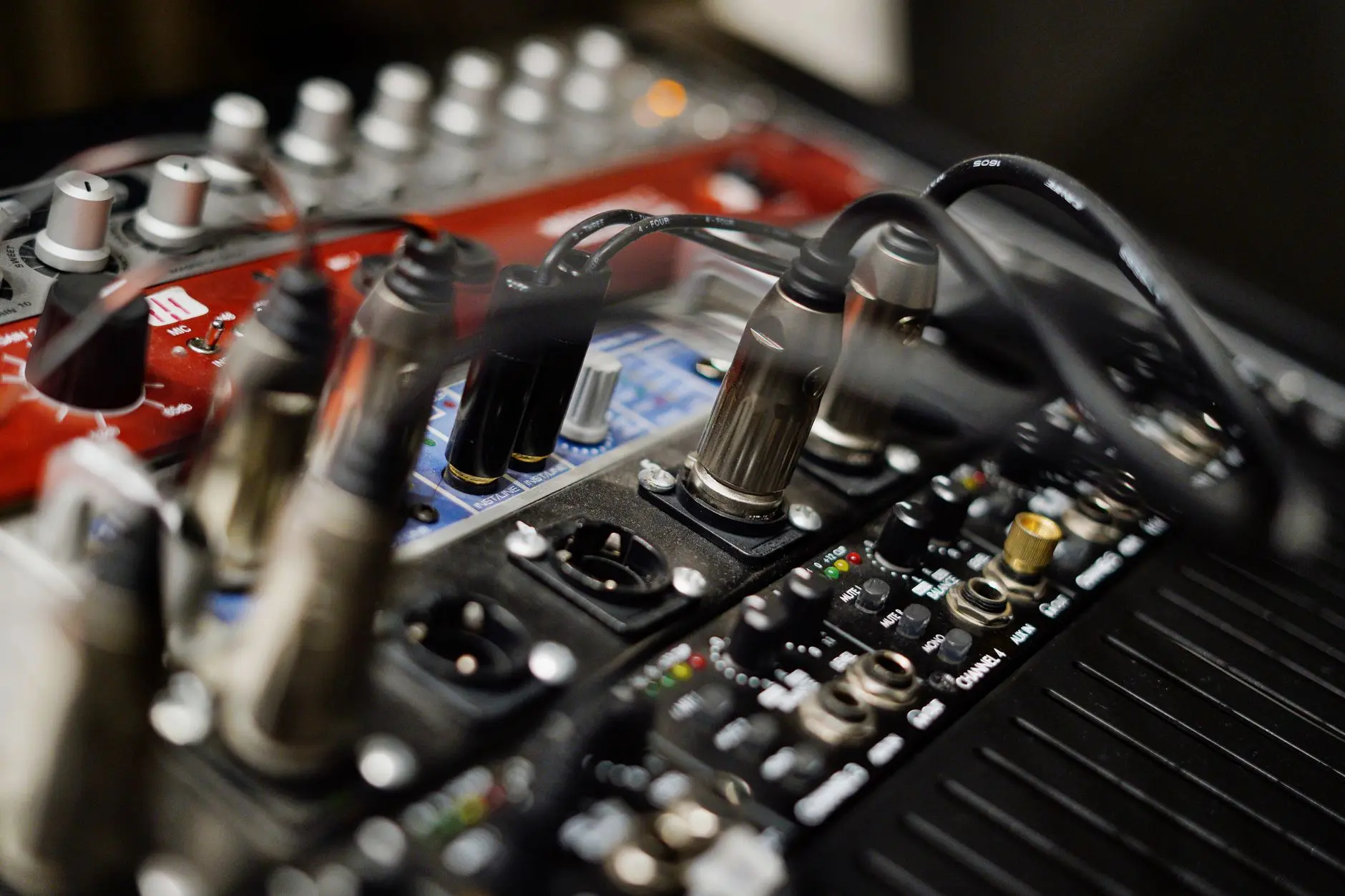Cables de audio con conectores en una interfaz de un estudio de grabación