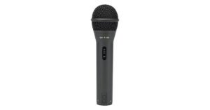 Samson Q2U, micrófono dinámico USB/XLR negro sobre fondo blanco