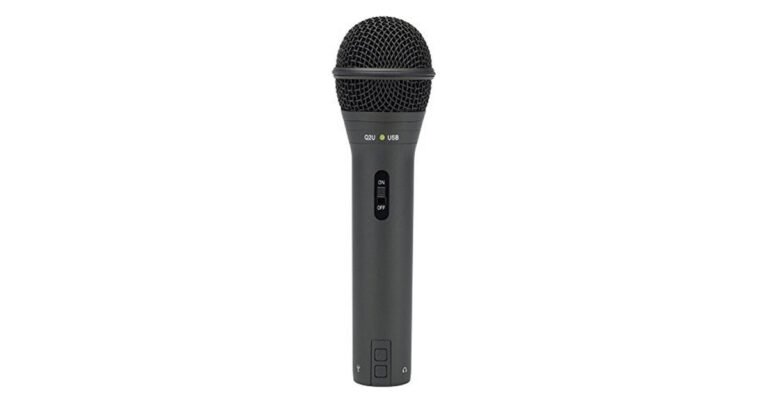 Samson Q2U, micrófono dinámico USB/XLR negro sobre fondo blanco