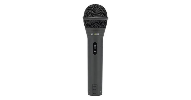 Samson Q2U, micrófono dinámico USB/XLR negro sobre fondo blanco