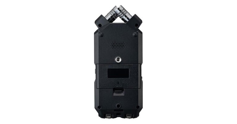 Grabadora Zoom H4essential vista por detrás, con las dos entradas combo XLR